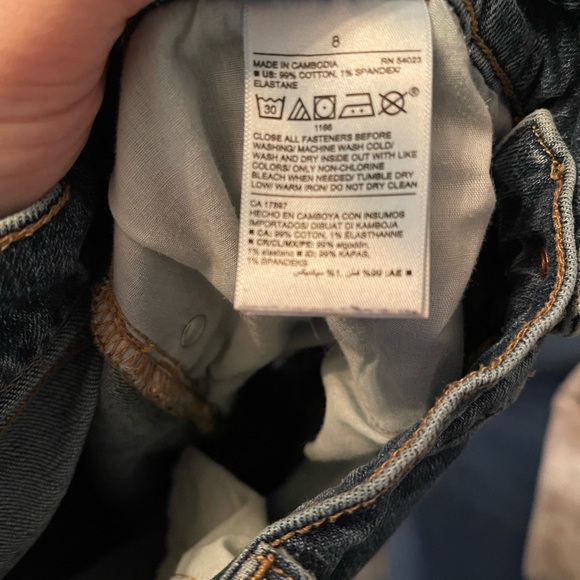 Old Navy women’s boyfriend mid rise distressed jeans - Picture 3 of 4